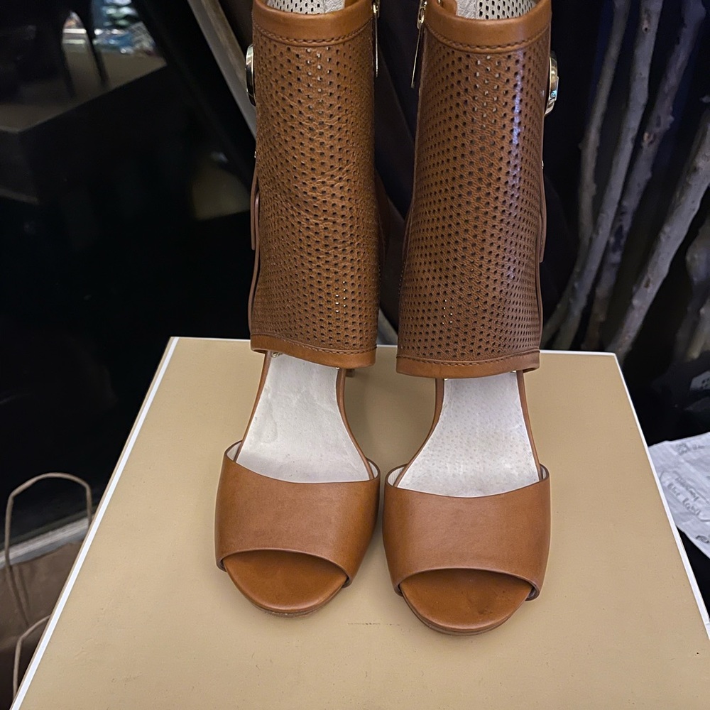 MICHEAL KORS ANKLE CUFF HEELED SANDALS PREOWNED SIZE 9